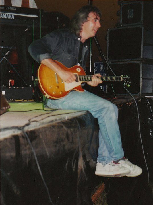 British blues guitarist Mick Clarke borrows Ray Minhinnet's Les Paul at a festival in Belgium